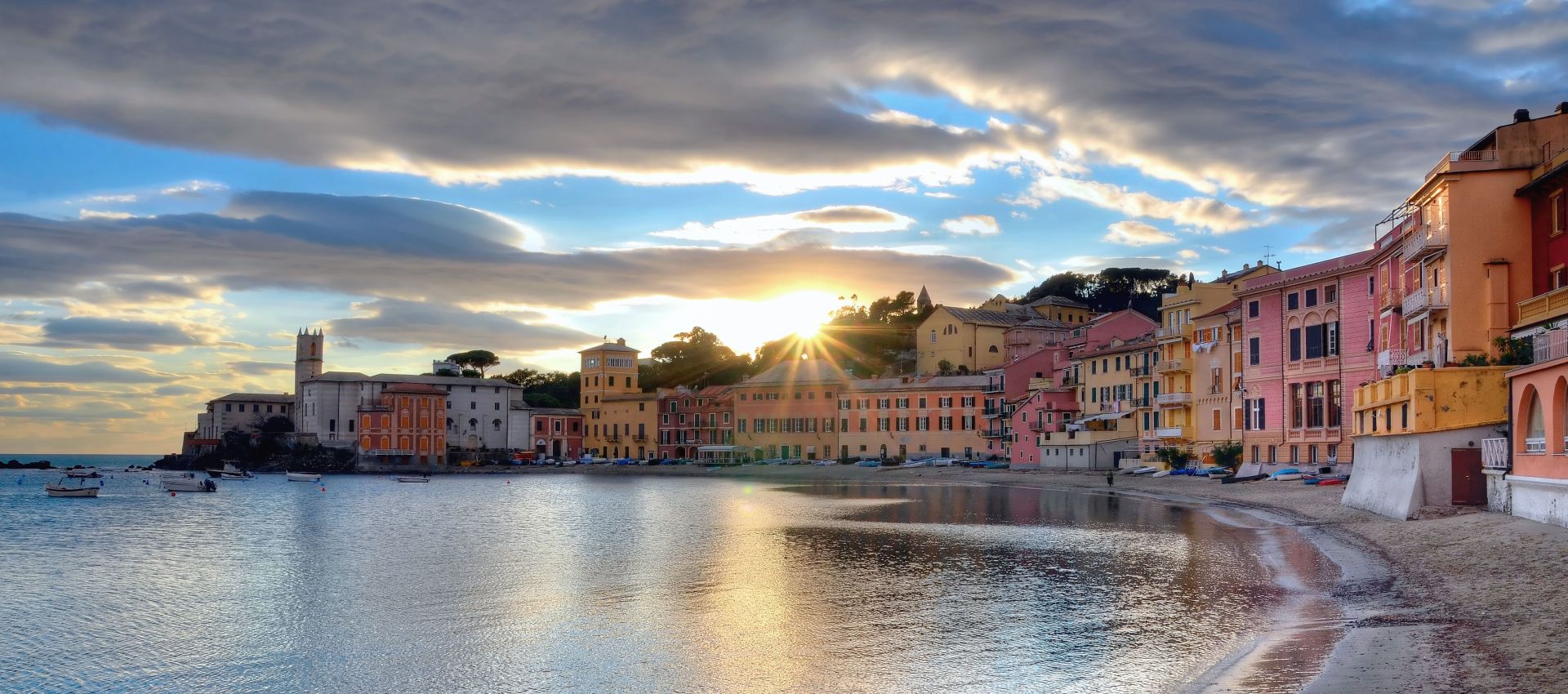 Veduta della Baia del Silenzio di Sestri Levante nella Riviera Ligure.